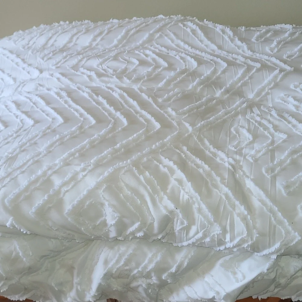 Elegant White Textured Twin Comforter-EUC